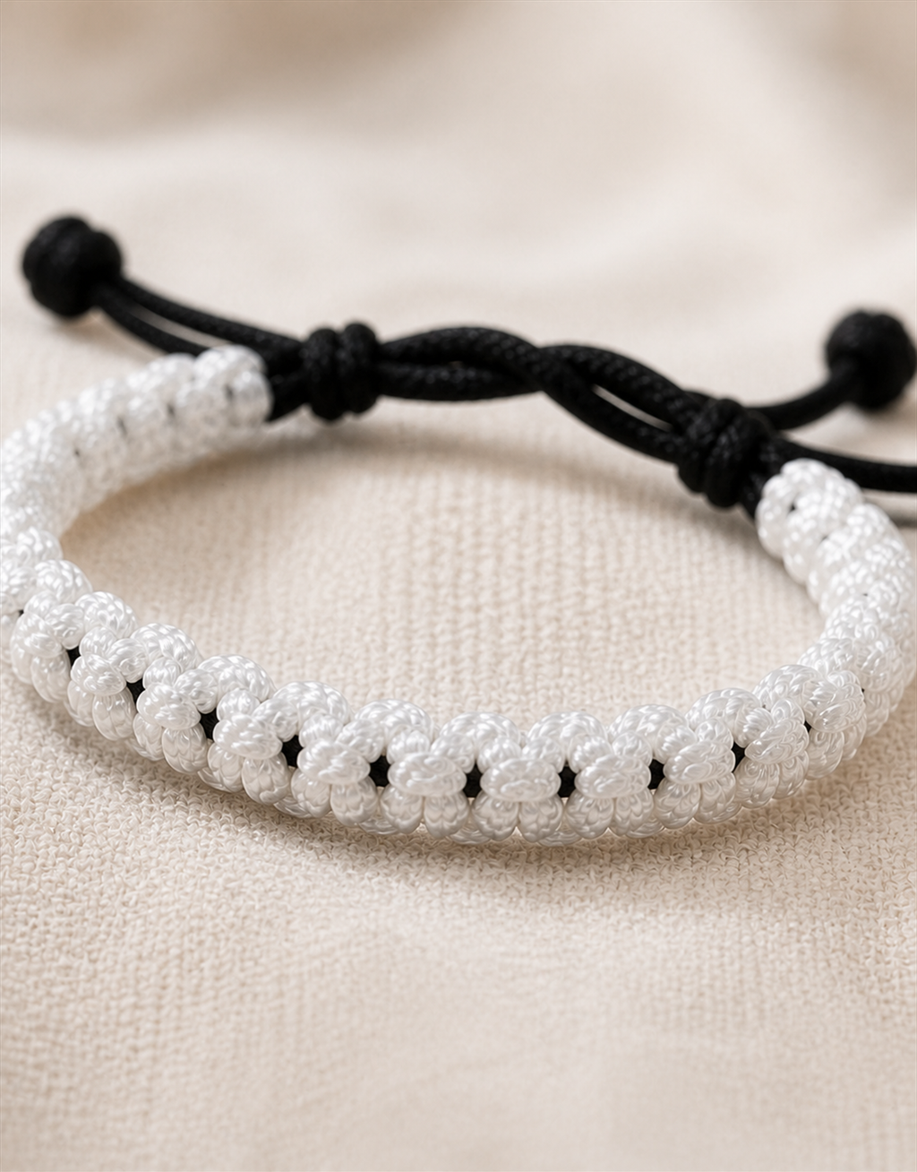 Macro of the Qamar white and black macrame weave