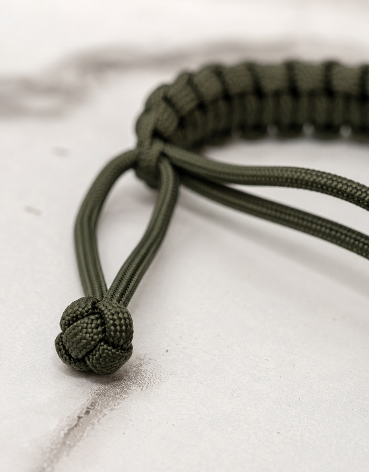Sliding knot closure on the Akhdar dark green paracord bracelet