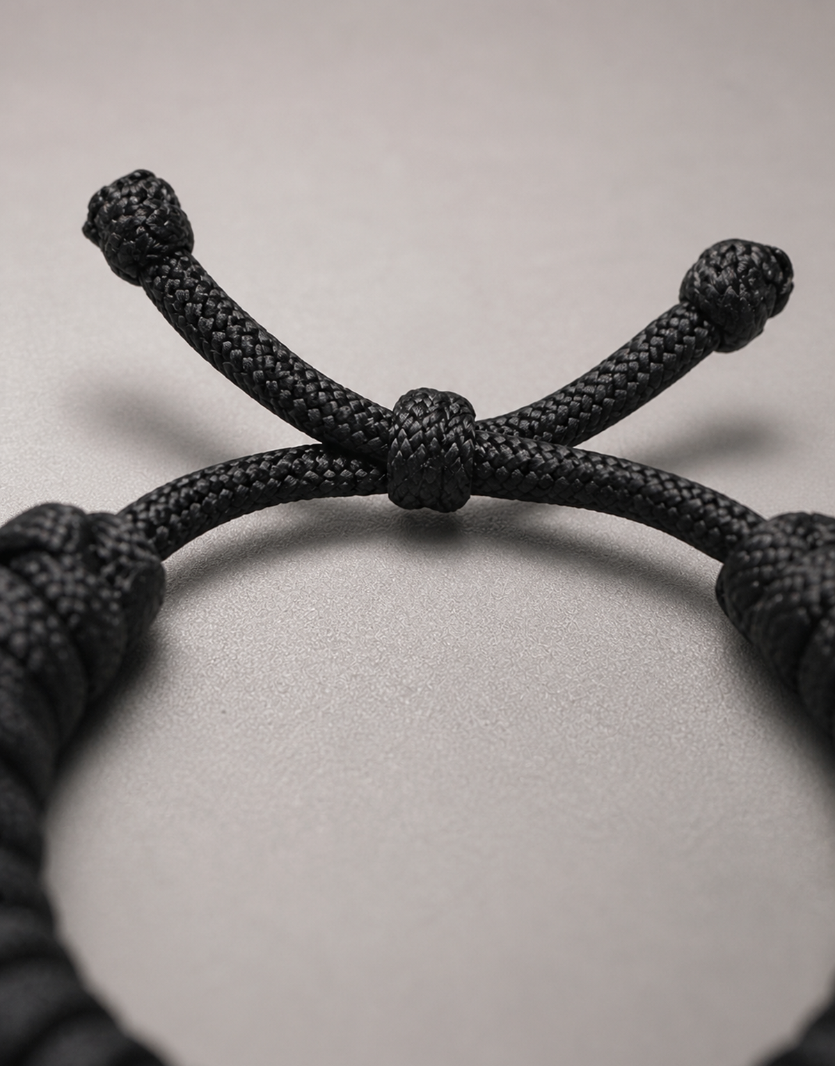 Sliding knot closure on the Su'ban black paracord bracelet