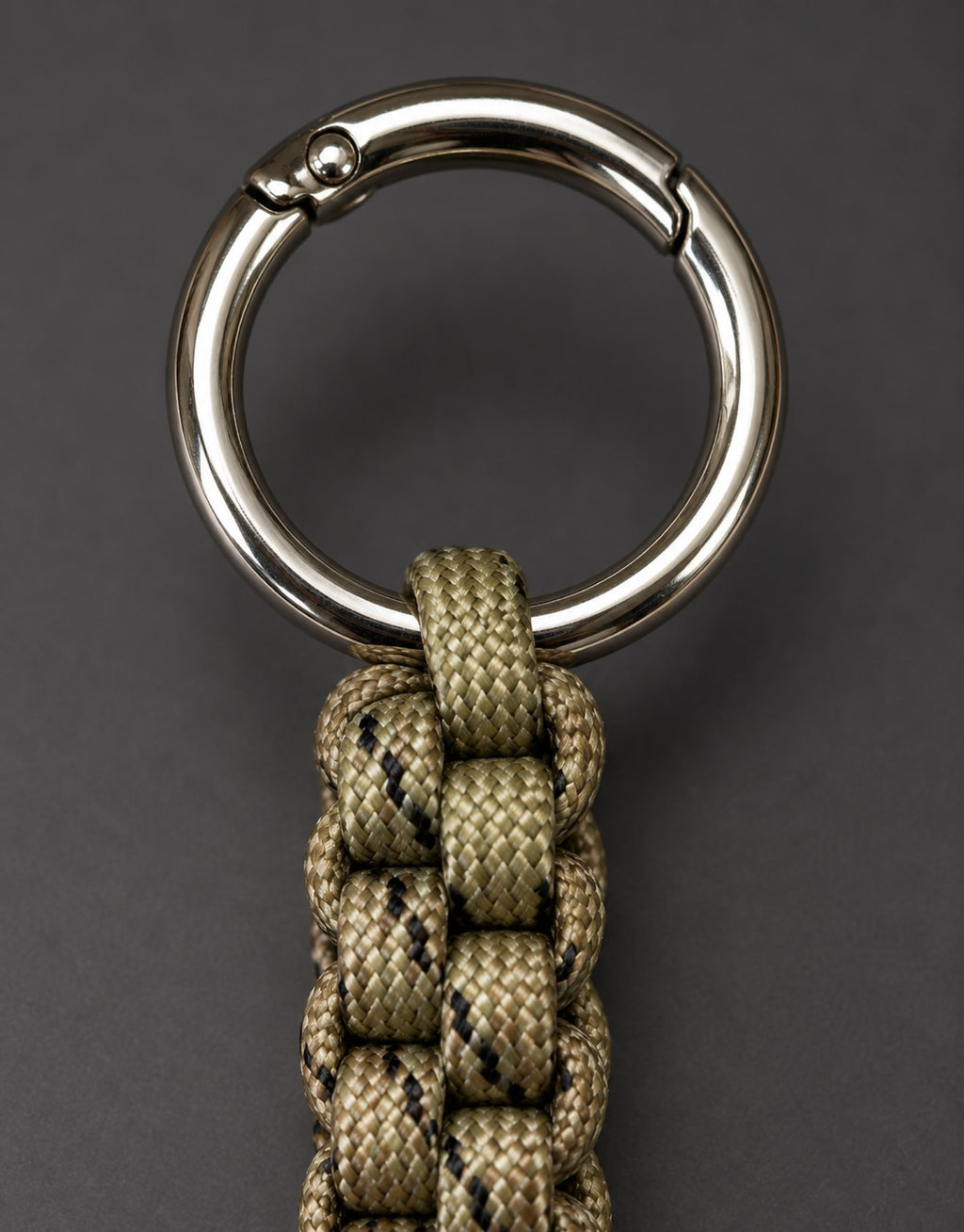 Stainless steel ring on the Saf camo paracord keychain