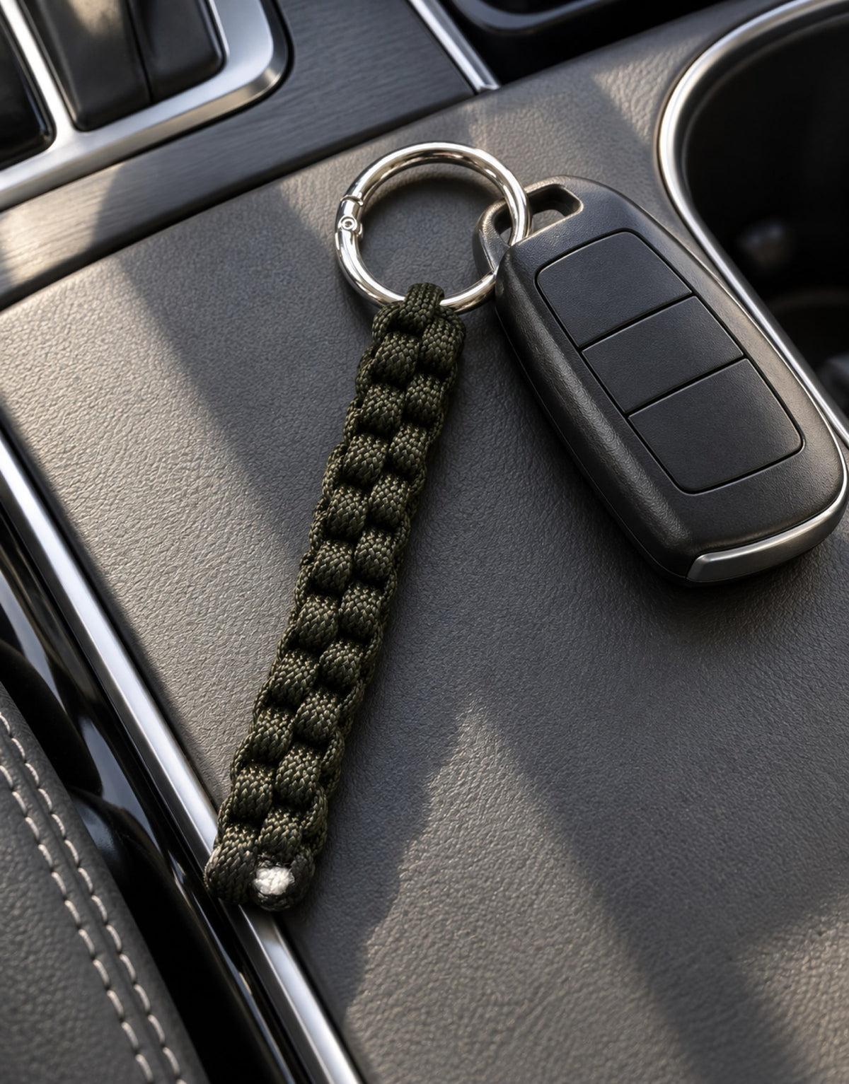 Saf dark green paracord keychain with a car key