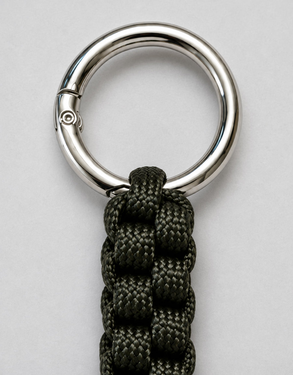 Stainless steel ring on the Saf dark green paracord keychain