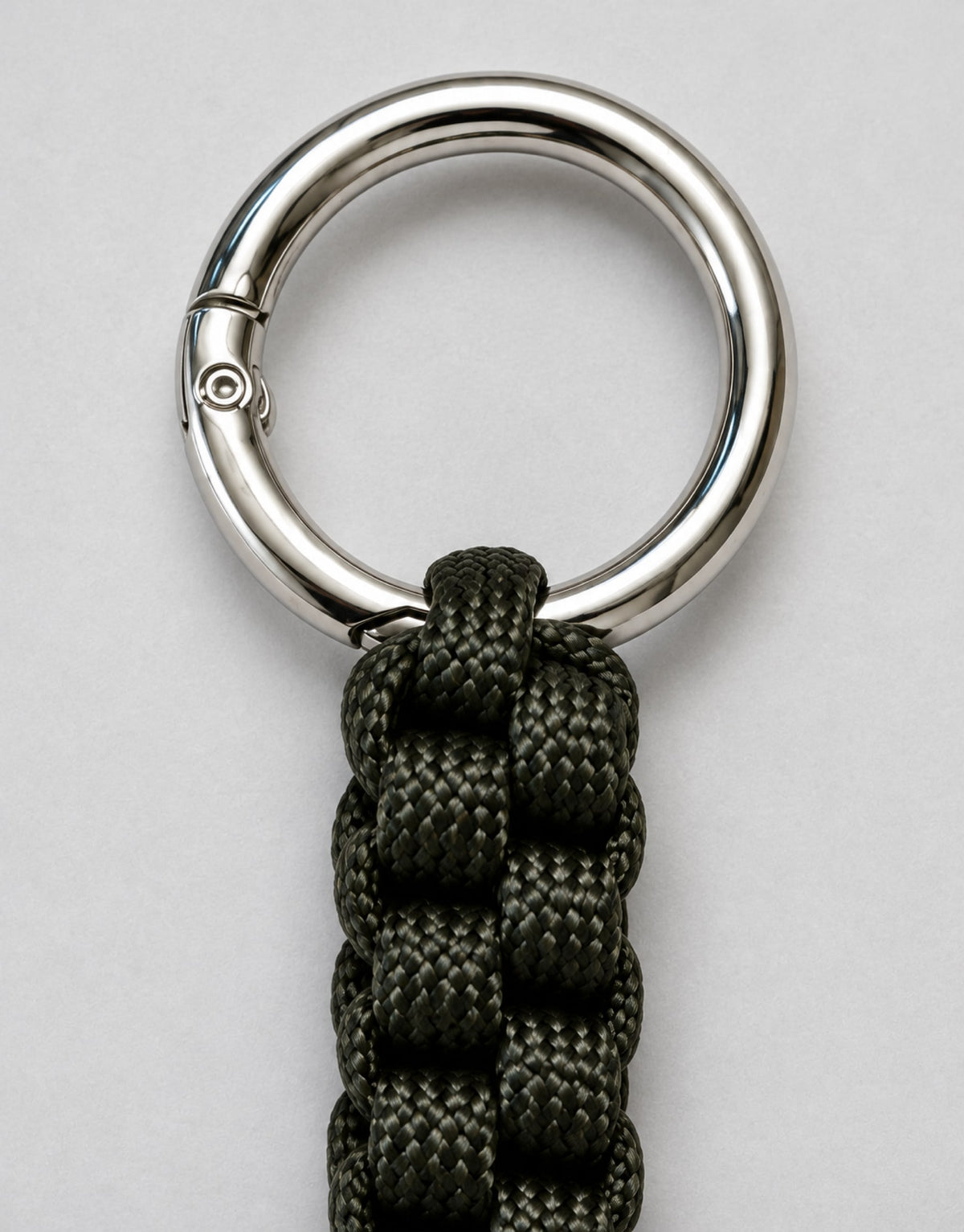 Stainless steel ring on the Saf dark green paracord keychain