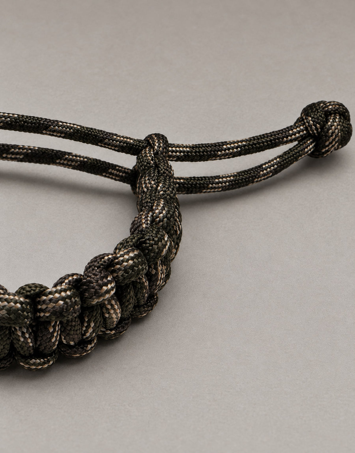 Adjustable sliding knot closure on the Sipahi camo paracord bracelet