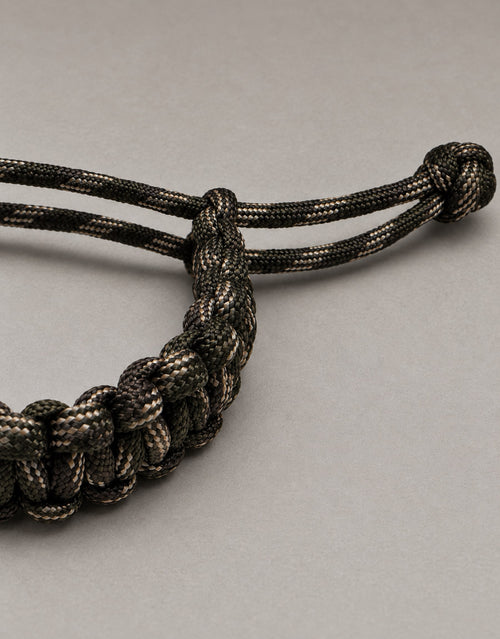 Adjustable sliding knot closure on the Sipahi camo paracord bracelet