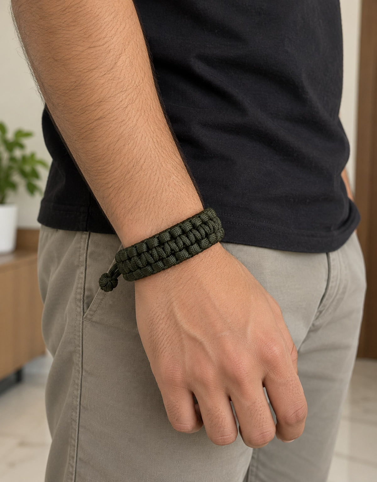 Zirah dark green paracord bracelet worn with a black t-shirt