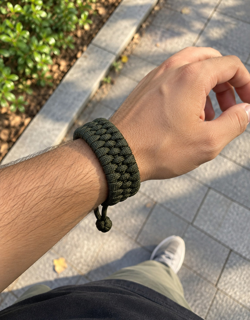 Zirah dark green paracord bracelet worn outdoors
